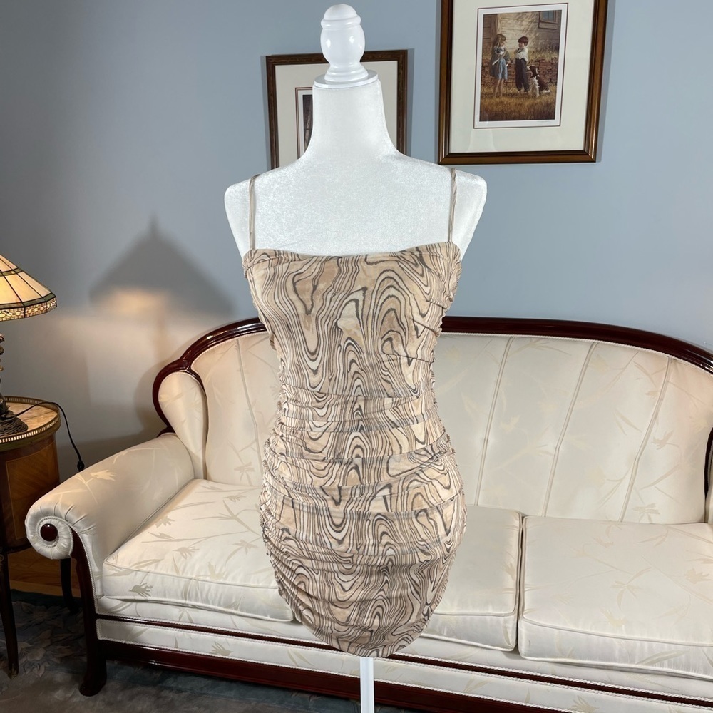 Dynamite Retro Print Ruched Dress - Picture 5 of 15